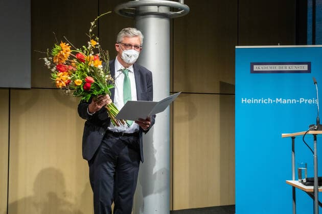 Lesung Heinrich-Mann-Preis 2022 an Lothar Müller Begrüßung: Ingo Schulze Laudatio: Jutta Person Dankesrede: Lothar Müller Lesung aus Texten Heinrich Manns: Johanna Polley Gratulation: Ingo Schulze und Jörg Feßmann in der Akademie der Künste Berlin So, 27.03.2022