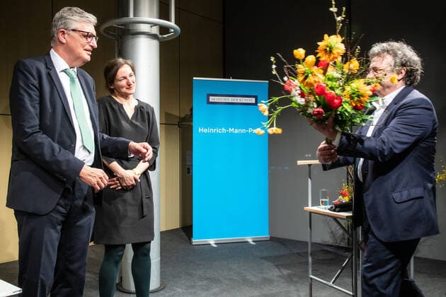 Lesung Heinrich-Mann-Preis 2022 an Lothar Müller Ingo Schulze gratuliert und mit Jutta Person(Laudatorin) in der Akademie der Künste Berlin So, 27.03.2022
