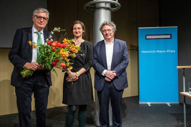 Lesung Heinrich-Mann-Preis 2022 an Lothar Müller Lothar Müller mit Jutta Person(Laudatorin) und Ingo Schulze in der Akademie der Künste Berlin So, 27.03.2022