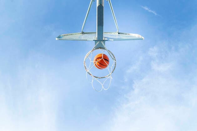 IMAGO Creative, Neujahr, Vorsätze, Sport IMAGO Creative: 2022 Sport Favoriten From below of orange basketball falling into round hoop with net placed against blue sky on sunny summer day in city JordiCalvera_Basketball_27.jpg Copyright: xJordixCalverax Model Released