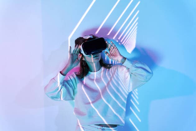 Creative Highlights Symbolbilder Woman in casual wear and modern black VR goggles with projected glowing lights while exploring cyberspace in room, Model released ManuelRuiz_VRCouple_31.jpg Copyright: xManuelxRuizx MR