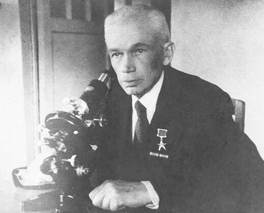 Alexander Bogomolets 871634 01.08.1946 Alexander Bogomolets (1881-1946), a Soviet scientist pathophysiologist, an academician at the Ukrainian, USSR and Belarusian Academies of Sciences, an academician at the USSR Academy of Medical Sciences, President of the Academy of Sciences of the Ukrainian SSR, a Hero of Socialist Labor, in his office. Reproduction. Ougrinovich Sputnik Moscow Russia  Copyright: xOugrinovichx