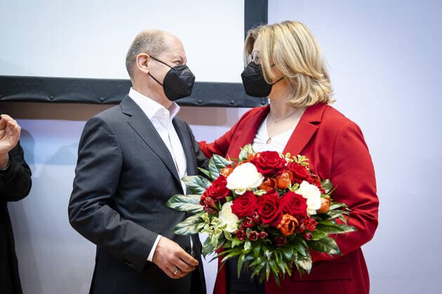 News Bilder des Tages Anke Rehlinger, designierte Ministerpraesidentin im Saarland, (L) wird beglueckwuenscht durch Olaf Scholz, Bundeskanzler, (R) zum Wahlerfolg. Berlin, 28.03.2022. Die SPD hat im Saarland mit Anke Rehlinger als Spitzenkandidatin bei der Landtagswahl im Saarland die absolute Mehrheit erhalten. Berlin Deutschland *** Anke Rehlinger, State Premier designate in Saarland, L is congratulated by Olaf Scholz, Chancellor, R on election success Berlin, 28 03 2022 The SPD has won an absolute majority in the Saarland state election with Anke Rehlinger as top candidate Berlin Germany Copyright: xJaninexSchmitz photothek.dex