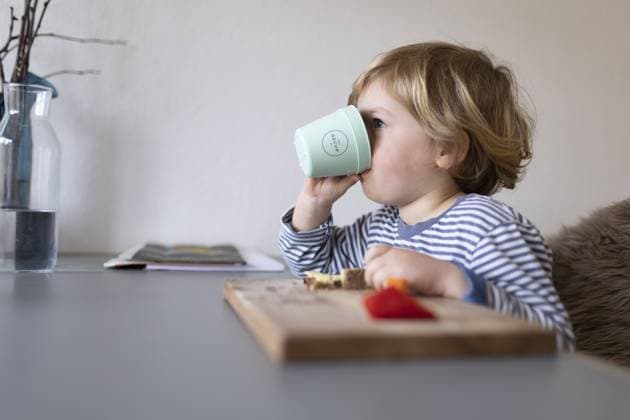 Thema: Kleinkind trinkt aus einem Kunststoffbecher Bonn Deutschland *** Theme toddler drinking from a plastic cup Bonn Germany Copyright: xUtexGrabowsky photothek.dex