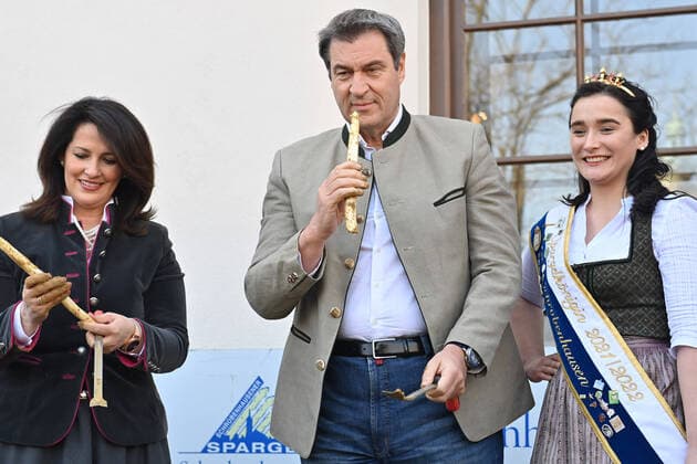 Bilder des Jahres 2022, News 03 März News Themen der Woche KW13 News Bilder des Tages Markus SOEDER (Ministerpraesident Bayern und CSU Vorsitzender) und Landwirtschaftsministerin Michaela Kaniber gemeinsam mit der Schrobenhausener Spargelkoenigin Annalena Fischhaber bei der Eroeffnung der bayerischen Spargelsaison mit einem symbolischen Anstich auf dem Muenchner Viktualienmarkt am 28.03.2022, *** Markus SOEDER Prime Minister of Bavaria and CSU Chairman and Minister of Agriculture Michaela Kaniber together with Schrobenhausen Asparagus Queen Annalena Fischhaber at the opening of the Bavarian asparagus season with a symbolic tapping at the Munich Viktualienmarkt on 28 03 2022,