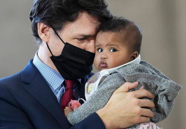 Bilder des Jahres 2022, News 03 März News Themen der Woche KW13 News Bilder des Tages March 28, 2022, BRAMPTON, ON, CANADA: Prime Minister Justin Trudeau, left, holds five-month-old Manal Hussen as the federal government reaches an agreement with Ontario for a $10-a-day child-care program deal in Brampton, Ont., on Monday, March 28, 2022. BRAMPTON CANADA  - ZUMAc35_ 20220328_zaf_c35_022 Copyright: xNathanxDenettex