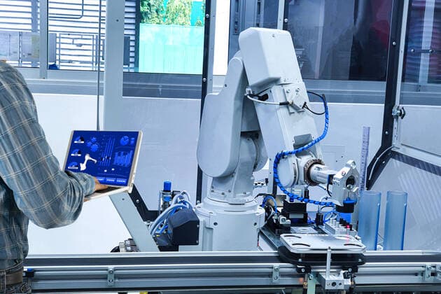IMAGO Creative: Business, Inflation und Lieferketten Manager engineer check control automation Robotic arms, industrial robots, factory automation machines, model released, , property released, , 33246174.jpg, application, arm, assembly, auto, automate, automated, automation, automobile, business, computer, connect, construction, control, cyber, digital, electronics, engineer, engineering, factory, future, futuristic, industrial, industry, industry 4.0, intelligence, logistic, machine, machinery, man, management, manager, manufacture, manufacturing, modern, operation, precision, process, production, robot, robotic, row, service, technology, transportation, welding, wireless, work, working, workshop