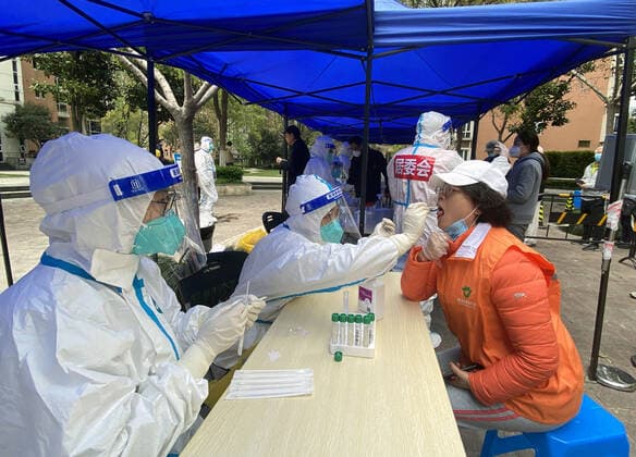 (220328) -- SHANGHAI, March 28, 2022 () -- A medical worker takes a swab sample from a resident for nucleic acid test at a COVID-19 testing site in Pudong District, east China s Shanghai, March 28, 2022. China s economic hub Shanghai launched a new round of nucleic acid testing across the city starting from 5 a.m. on Monday, local authorities said Sunday night. () CHINA-SHANGHAI-COVID-19-PREVENTION AND CONTROL (CN) xinhua 