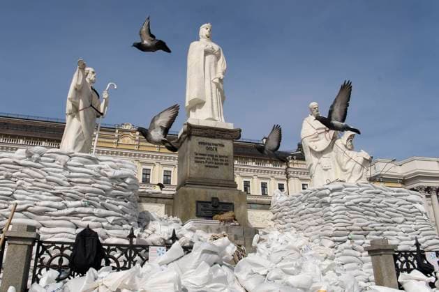 Ukraine-Krieg, Jahrestag der Invasion, Chronologie der Ereignisse, Archivbilder Bilder des Jahres 2022, News 03 März News Themen der Woche KW13 News Bilder des Tages Russians Continue War In Ukraine Volunteers cover a monument of the Princess Olga, Apostle Andrew, Cyril and Methodius of sand bags for protection as Russia s invasion of Ukraine continues, in historical center of Kyiv, Ukraine March 28, 2022 Kyiv Ukraine  Copyright: xMaxymxMarusenkox originalFilename: musienko-notitle220328_npInD.jpg
