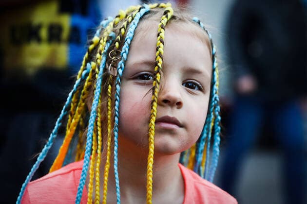 News Themen der Woche KW13 News Bilder des Tages Ukrainian Refugees In Poland A young Ukrainian girl who arrived to Krakow due to ongoing Russian attacks is seen at the bus station in Krakow, Poland on March 28, 2022. Russian invasion on Ukraine causes a mass exodus of refugees. Krakow Poland  Copyright: xBeataxZawrzelx originalFilename: zawrzel-ukrainia220328_npnwB.jpg