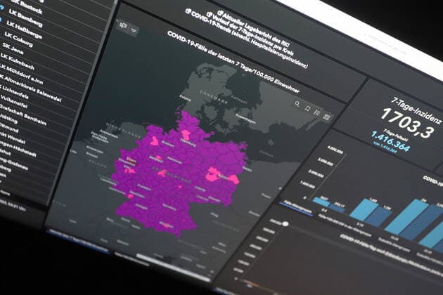 Dashboard des RKI, die 7-Tage-Inzidenz liegt nun bei 1703,3 7-Tage-Inzidenz, Dashboard des RKI auf einem Monitor am 29.03.2022 in Siegen Deutschland.