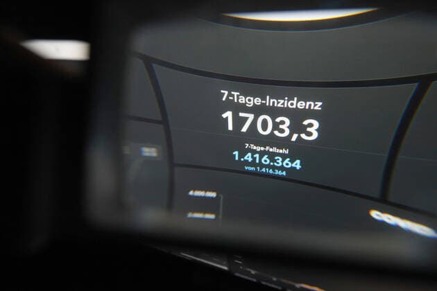 Dashboard des RKI, die 7-Tage-Inzidenz liegt nun bei 1703,3 7-Tage-Inzidenz, Dashboard des RKI auf einem Monitor am 29.03.2022 in Siegen Deutschland.