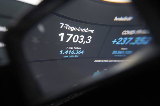 Dashboard des RKI, die 7-Tage-Inzidenz liegt nun bei 1703,3 7-Tage-Inzidenz, Dashboard des RKI auf einem Monitor am 29.03.2022 in Siegen Deutschland.