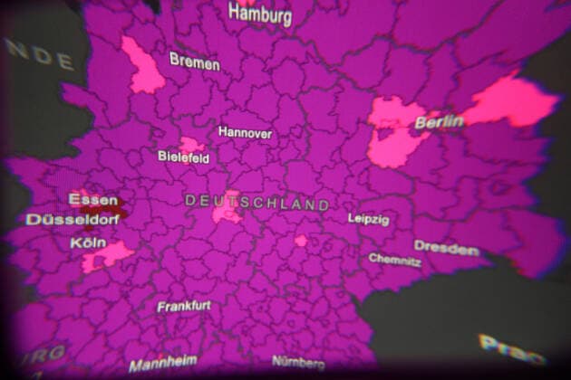 Dashboard des RKI, die 7-Tage-Inzidenz liegt nun bei 1703,3 7-Tage-Inzidenz, Dashboard des RKI auf einem Monitor am 29.03.2022 in Siegen Deutschland.