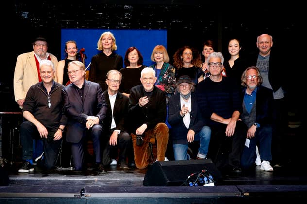 Bilder des Jahres 2022, Entertainment 03 März Entertainment Themen der Woche KW13 Walter Plathe, Martin Woelffer, Aleke Alpermann, Klaus Hoffmann, Katja Weitzenböck, Hawo Bleich, Brigitte Grothum, Ilja Richter, Ursela Monn, Michel Bergmann, Adriana Altaras, Gayle Tufts, Dominic Raacke, Yoonji Kim, Harald Martenstein und Harry Ermer beim Fototermin zur Benefizgala Schillern für die Ukraine in der Komödie am Kurfürstendamm im Schiller Theater. Berlin, 28.03.2022 *** Walter Plathe, Martin Woelffer, Aleke Alpermann, Klaus Hoffmann, Katja Weitzenböck, Hawo Bleich, Brigitte Grothum, Ilja Richter, Ursela Monn, Michel Bergmann, Adriana Altaras, Gayle Tufts, Dominic Raacke, Yoonji Kim, Harald Martenstein and Harry Ermer at the photo session for the benefit gala Shilling for Ukraine at the Komödie am Kurfürstendamm at the Sc Foto:xA.xBuggex xFuturexImage