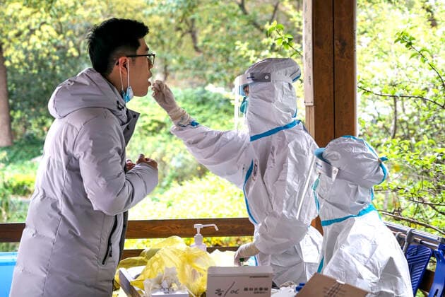 (220329) -- SHANGHAI, March 29, 2022 -- A medical worker from Zhejiang Province takes a swab sample from a resident for nucleic acid test at a COVID-19 testing site in Pudong District of east China s Shanghai, March 28, 2022. A team of testing personnel from neighboring province of Zhejiang on Monday arrived in Shanghai to support a new round of nucleic acid testing in the city. (Photo by Xinhua) CHINA-SHANGHAI-COVID-19-TEST-ZHEJIANG-MEDICAL AID (CN) JiangxAishan 