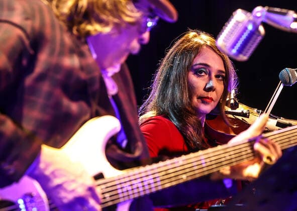 Konzert von hackedepicciotto, Festival opening SONIC MORGUE, Silent Green Berlin hackedepicciotto, Danielle de Picciotto mit EinstuÌˆrzende Neubauten Bassist Alexander Hacke