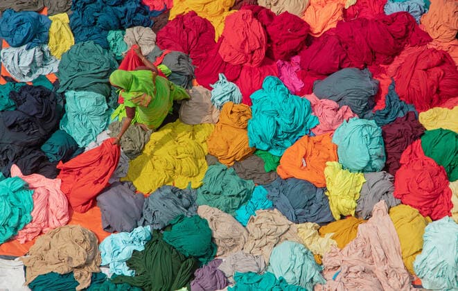 IMAGO Nature: Unsere Erde, Klimawandel, Baumwolle March 29, 2022, Narayanganj, Dhaka, Bangladesh: Workers sort through colourful piles of fabrics ready to be made into garments in Narayanganj, Bangladesh. The workers are sorting and selecting the fabrics according to colour, quality and the demand of the buyers. The fabrics are generally used in apparel manufacturing process. They are piled up for sorting and grading as well as to dry in the sun with moisture being removed from the dying process. Narayanganj Bangladesh - ZUMAs231 20220329_zip_s231_017 Copyright: xJoyxSahax