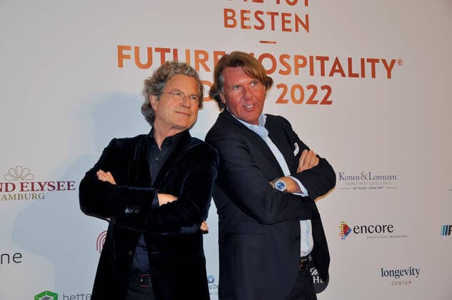 Florian Langenscheidt und Carsten K. Rath bei der Verleihung des NEXT GEN HOTELIER DES JAHRES im Grand ElysÃ e Hamburg Hotel. Hamburg, 28.03.2022 xxxMatthiasWehnertxxx Next Gen Hotelier des Jahres, Hamburg Hamburg Deutschland Hamburg