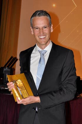 Jan Bolland gewinnt den NEXT GEN HOTELIER DES JAHRES im Grand ElysÃ e Hamburg Hotel. Hamburg, 28.03.2022 xxxMatthiasWehnertxxx Next Gen Hotelier des Jahres, Hamburg Hamburg Deutschland Hamburg