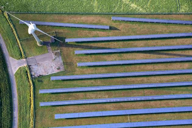 IMAGO Nature: Unsere Erde, Energiequellen, Photovoltaik Solarpark und Windrad, Luftaufnahme, Belgien, Flandern Solar panels and wind wheel, aerial view, Belgium, Flanders BLWS664770 *** Solar park and wind wheel, aerial view, Belgium, Flanders Solar panels and wind wheel, aerial view, Belgium, Flanders BLWS664770 Copyright: xblickwinkel W.xPattynx