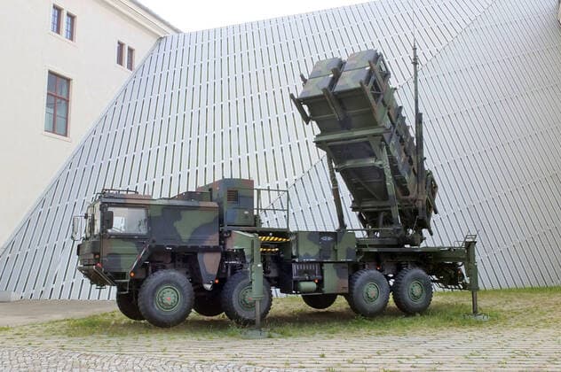 MAN KAT A1 8x8 15 t Patriot MAN KAT A1 8x8 15 t Patriot hinter dem Militärhistorisches Museum der Bundeswehr vor dem Anbau von Daniel Libeskind Dresden Armeemuseum Dresden Sachsen Deutschland *** MAN KAT A1 8x8 15 t Patriot MAN KAT A1 8x8 15 t Patriot behind the Military History Museum of the German Armed Forces in front of the annex by Daniel Libeskind Dresden Army Museum Dresden Saxony Germany Copyright: xRayxvanxZeschaux