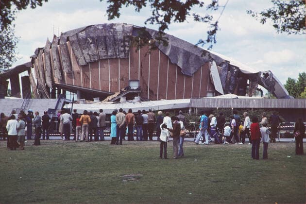 Berlin GER, Berlin, Aufnahme ca. 1980, Eingestürtztes Dach der Schwangeren Auster, Kongresshalle, in der John Forster Dulles Allee *** Berlin GER, Berlin, photo ca 1980, collapsed roof of the pregnant oyster, congress hall, in the John Forster Dulles Allee
