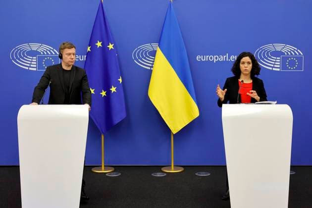 Martin Schirdewan und Manon Aubry bei einer Pressekonferenz im Europäischen Parlament. Straßburg, 08.03.2022 Frankreich *** Martin Schirdewan and Manon Aubry at a press conference in the European Parliament Strasbourg, 08 03 2022 France Copyright: xChristophxHardtx