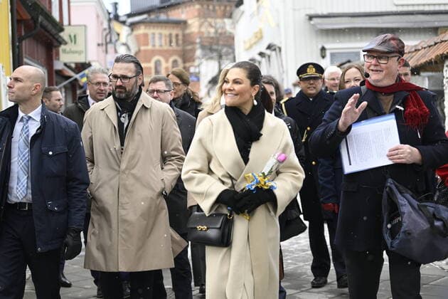 Bilder des Jahres 2022, Entertainment 03 März Entertainment Themen der Woche KW13 Entertainment Bilder des Tages Crown Princess Victoria receives anniversary mugs during her city walk. Crown Princess Victoria participates in Norrtalje s 400th anniversary celebrations in Norrtalje, Sweden, March 29, 2022. NORRTÄLJE SWEDEN x10080x *** Crown Princess Victoria receives anniversary mugs during her city walk Crown Princess Victoria participates in Norrtalje s 400th anniversary celebrations in Norrtalje, Sweden, March 29, 2022 NORRTÄLJE SWEDEN x10080x,  Copyright: xFredrikxSandberg TTx CROWN PRINCESS VICTORIA NORRTALJE