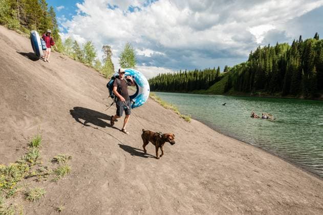Young couple going for a swim with their dog a lake United States, Colorado, Crested Butte CR_PEDO220329F4-955699-01 ,model released, Symbolfoto