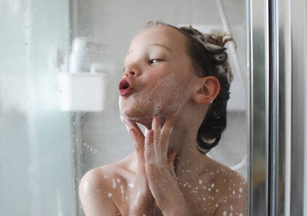 Creative Highlights Symbolbilder girl playing with bubbles in the hoswer making funny faces Winchester, England, United Kingdom CR_RABE220329-955941-01 ,model released, Symbolfoto