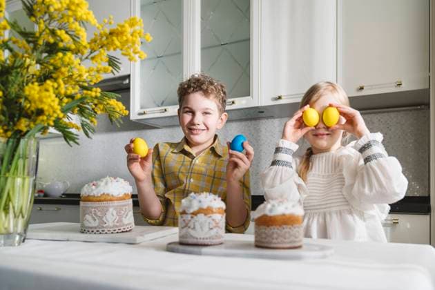 Children have fun holding Easter eggs, playing with Easter eggs. Hamburg, Hamburg, Germany CR_OWQV22032652-956402-01 ,model released, Symbolfoto