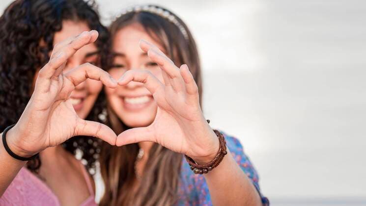 Creative Highlights Symbolbilder Nahaufnahme von zwei Mädchen, mit den Händen ein Herz formen, zwei Freundinnen, die zusammen ein Herz bilden *** Close up of two girls forming heart with hands, two friends forming heart together Copyright: imageBROKER/IsaixHernandez ibxiih08191106.jpg