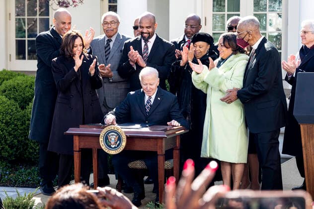 News Themen der Woche KW13 News Bilder des Tages March 29, 2022, Washington, DC, United States: March 29, 2022 - Washington, DC, United States: President JOE BIDEN signing the Emmett Till Antilynching Act. Washington United States - ZUMAb161 20220329_zap_b161_018 Copyright: xMichaelxBrochsteinx