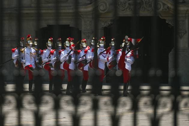 Daily Life In Lima During The Covid-19 Pandemic The Changing of the Guard outside the Presidential Palace (Palacio de Gobierno) in Lima s Plaza De Armas. On Tuesday, March 29, 2022, in Lima, Peru. Lima Peru  Copyright: xArturxWidakx originalFilename: widak-dailylif220329_npxpN.jpg