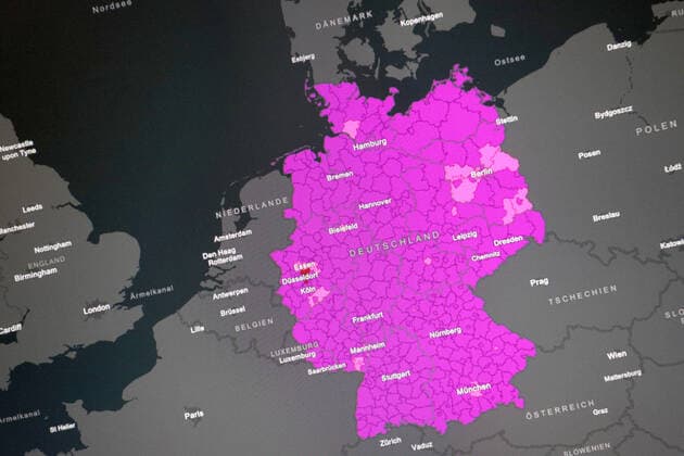 Dashboard des RKI, die 7-Tage-Inzidenz liegt nun bei 1663,0 7-Tage-Inzidenz, Dashboard des RKI auf einem Monitor am 30.03.2022 in Siegen Deutschland.