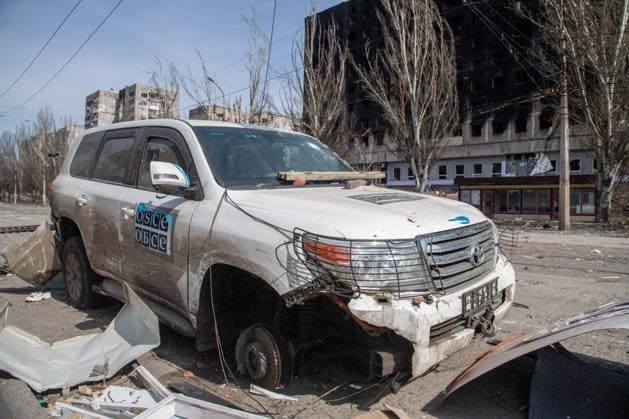 Ukraine-Krieg, Jahrestag der Invasion, Chronologie der Ereignisse, Archivbilder March 29, 2022, Mariupol, Ukraine: A destroyed OSCE Special Monitoring Mission to Ukraine (SMM) vehicle in Mariupol. The battle between Russian Pro Russian forces and the defencing Ukrainian forces lead by Azov battalion continues in the port city of Mariupol. Mariupol Ukraine - ZUMAs197 20220329_zaa_s197_375 Copyright: xMaximilianxClarkex