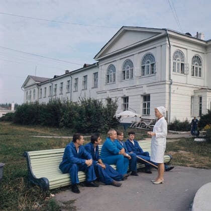 Tula Regional Hospital No.2 5996930 06.07.1971 Patients are seen near the treatment block of Tolstoy Tula Regional Hospital No.2. The hospital was built near Yasnaya Polyana in 1929 to mark the 100th birthday of renowned Russian writer Leo Tolstoy. Alexander Tula region Russia  Copyright: xAlexanderx
