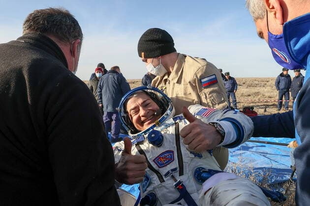 Bilder des Jahres 2022, News 03 MÃ¤rz News Themen der Woche KW13 News Bilder des Tages QARAGHANDY REGION, KAZAKHSTAN - MARCH 30, 2022: NASA astronaut Mark Thomas Vande Hei thumbs up after the landing of the Soyuz MS-19 space capsule 147 km south-east of Zhezqazghan. Sergei Savostyanov TASS  TS12A3E2