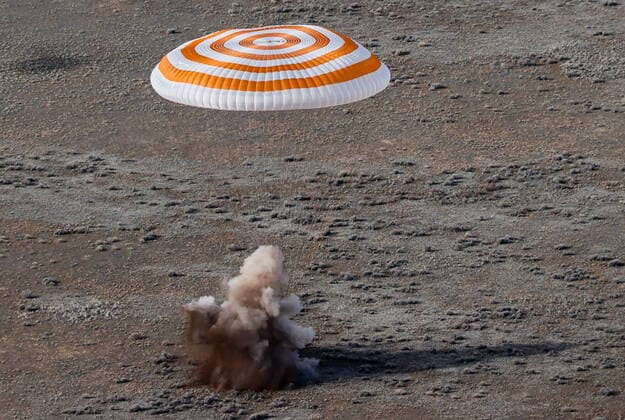 News Themen der Woche KW13 QARAGHANDY REGION, KAZAKHSTAN - MARCH 30, 2022: The Soyuz MS-19 space capsule carrying Roscosmos cosmonauts Anton Shkaplerov, Pyotr Dubrov and NASA astronaut Mark Thomas Vande Hei lands 147 km south-east of Zhezqazghan. Sergei Savostyanov TASS  TS12A3EB