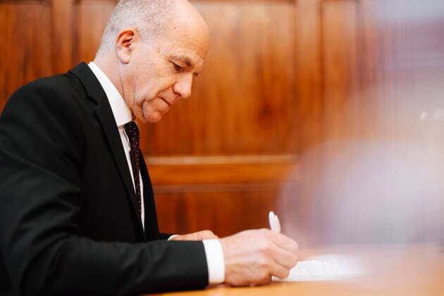 IMAGO Creative: Bildung, Schreiben Side view of senior businessman signing contract document in board room Sweden, Stockholm, model released, property released Copyright: xMaskotx , MA92621