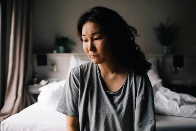 IMAGO Creative: Welttag für psychische Gesundheit am 10. Oktober Lonely depressed woman looking down sitting in bedroom at home Germany, Berlin, model released, property released Copyright: xMaskotx , MA92663