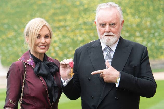 Bilder des Jahres 2022, Entertainment 03 März Entertainment Themen der Woche KW13 . 30 03 2022. Windsor, United Kingdom. Queen Drummer Roger Taylor with wife Sarina, after he received an OBE at an Investiture at Windsor Castle.  xPoolx xi-Imagesx IIM-23264-0004