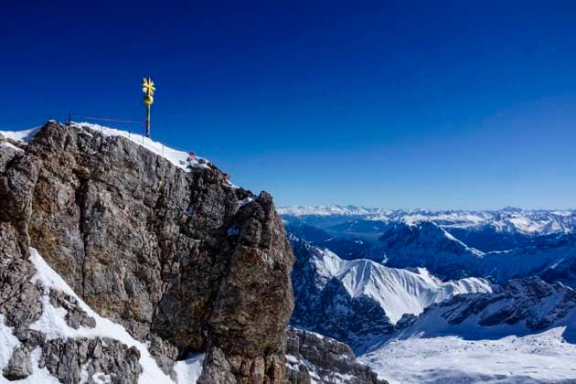 Gipfelkreuz auf der Zugspitze, dem höchsten Berg Deutschlands, Garmisch-Partenkirchen, Bayern, Deutschland, Europa View from the Zugspitze, Germany, Bavaria *** Summit cross on the Zugspitze, the highest mountain in Germany, Garmisch Partenkirchen, Bavaria, Germany, Europe View from the Zugspitze, Germany, Bavaria