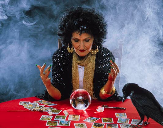 Wahrsagerin schaut in eine Kristallkugel und legt die Karten Fortune teller *** Fortune teller looks into a crystal ball and lays the cards Fortune teller