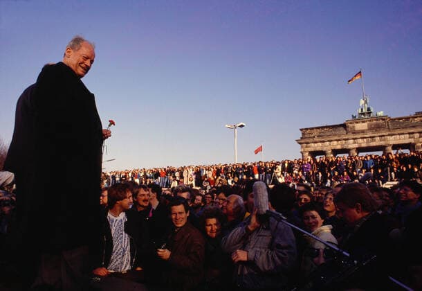 11.11.1989 Mauerfall Der ehemalige Bundeskanzler der Bundesrepublik Deutschland WILLY BRANDT (Herbert Ernst Karl Frahm, SPD) steht nach der Grenzoeffnung durch die DDR-Regierung mit der feiernden BevoeParteien, lkerung auf der Strasse des 17. Juni am Brandenburger Tor in Berlin - 11.11.1989 - BERLIN BERLIN DEUTSCHLAND-GERMANY *** 11 11 1989 Fall of the Wall Former Chancellor of the Federal Republic of Germany WILLY BRANDT Herbert Ernst Karl Frahm, SPD stands with the celebrating population on the Strasse des 17 Juni at the Brandenburg Gate in Berlin after the opening of the border by the GDR government 11 11 1989 BERLIN GERMANY GERMANY XXX