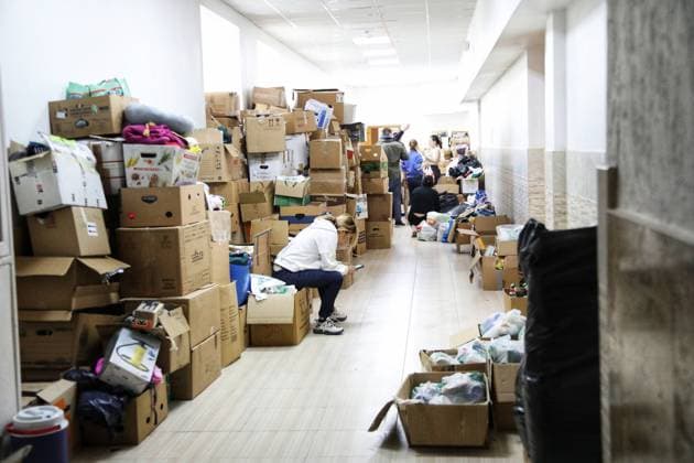 Bilder des Jahres 2022, News 03 März News Themen der Woche KW13 News Bilder des Tages Humanitarian Centre For Displaced Citizens In Odesa ODESA, UKRAINE - MARCH 30, 2022 - A woman browsing her phone is surrounded by cardboard boxes at the humanitarian centre for internally displaced persons run by volunteers, Odesa, southern Ukraine. Odessa Ukraine  Copyright: xNinaxLiashonokx originalFilename: ukrinform-humanita220330_npyLV.jpg