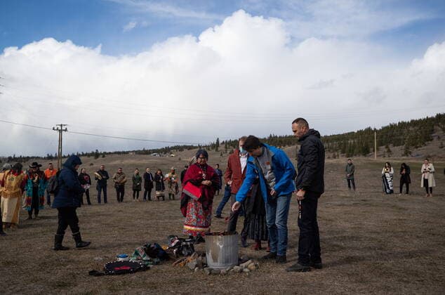 March 30, 2022, WILLIAMS LAKE, BC, CANADA: Prime Minister Justin Trudeau places tobacco in a ceremonial fire along with Williams Lake First Nation Chief Willie Sellars, right, Assembly of First Nations National Chief RoseAnne Archibald, left, and Minister of Crown Indigenous Relations Marc Miller, back, on the former grounds of St. Joseph s Mission Residential School, in Williams Lake, B.C., on Wednesday, March 30, 2022. In January, the Williams Lake First Nation announced it had identified 93 reflections that could indicate the number of children buried around the site of the former residential school. WILLIAMS LAKE CANADA  - ZUMAc35_ 20220330_zaf_c35_112 Copyright: xDarrylxDyckx