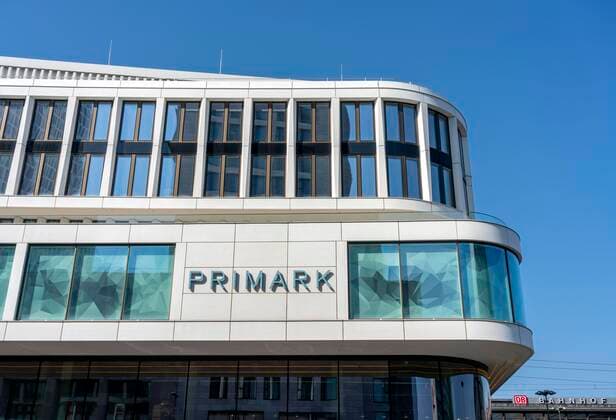  Modeboutique Primark am Bahnhof Zoologischer Garten, Berlin, Deutschland, Europa *** Primark fashion boutique at Zoologischer Garten train station, Berlin, Germany, Europe Copyright: imageBROKER/Karl-HeinzxSpremberg iblkhs08196841.jpg