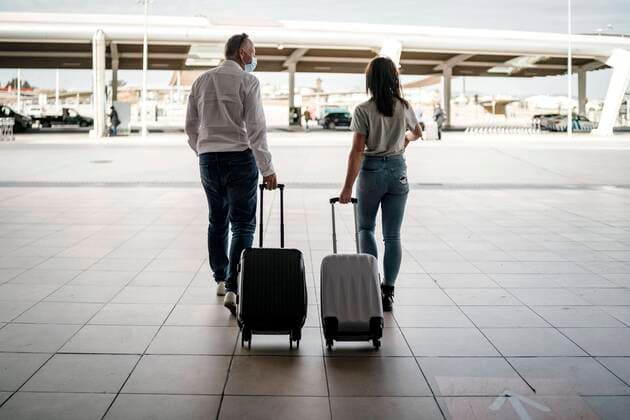 Creative Highlights Symbolbilder Ein paar Freunde mit Gepäck und Schutzmasken verlassen den Flughafen *** A few friends with luggage and protective masks leave the airport Copyright: imageBROKER/EunikaxSopotnicka ibxeso08189397.jpg